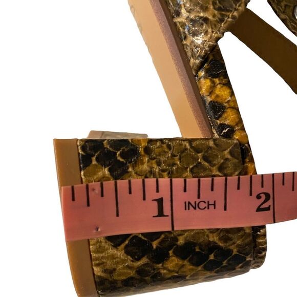Topshop Sz 8.5 Tan NWT Snake Dakota Block 2” Heel Large Buckle Sandals - Picture 9 of 12
